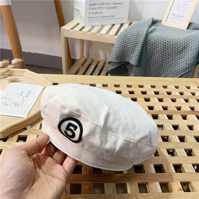 Tekstilna kapa tipa beretke s vezom