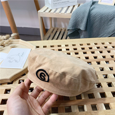 Tekstilna kapa tipa beretke s vezom