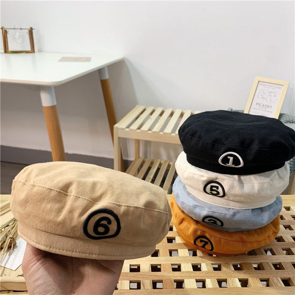 Tekstilna kapa tipa beretke s vezom