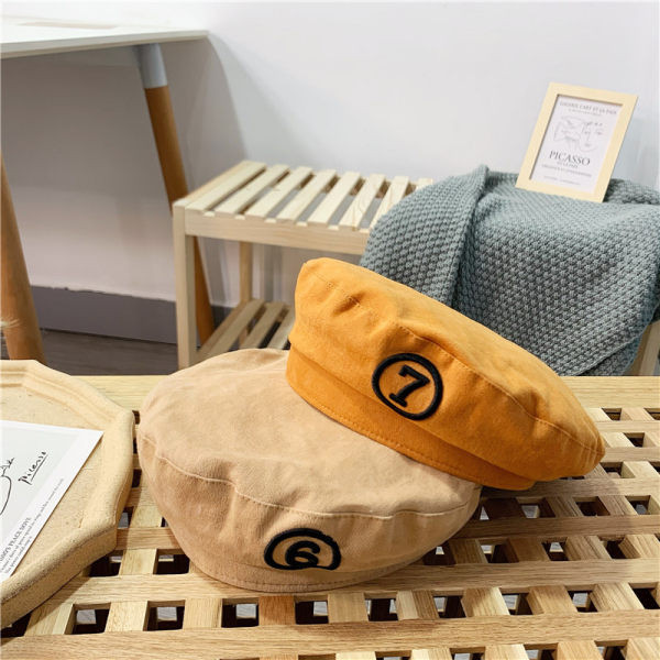 Tekstilna kapa tipa beretke s vezom