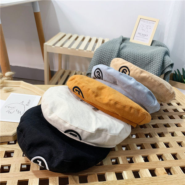 Tekstilna kapa tipa beretke s vezom