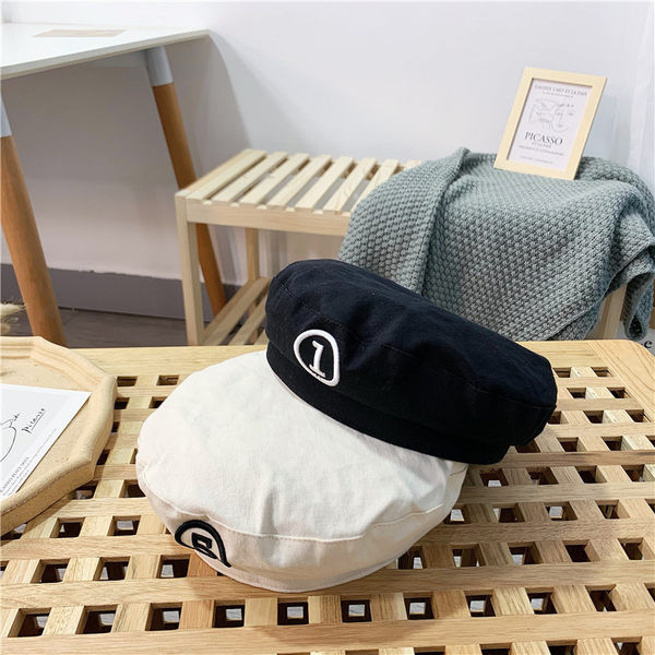 Tekstilna kapa tipa beretke s vezom