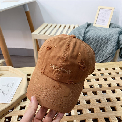 Υφαντικό καπέλο με γείσο και κέντημα