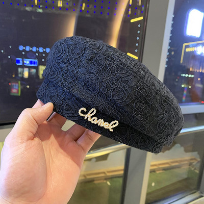 Pălărie de damă modernă tip beretă retro în alb și negru