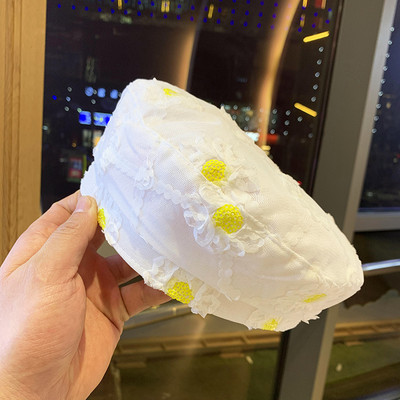 Pălărie modernă pentru femei cu paiete în alb și negru