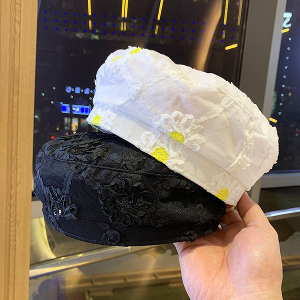 Pălărie modernă pentru femei cu paiete în alb și negru