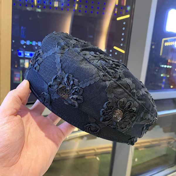 Pălărie modernă pentru femei cu paiete în alb și negru