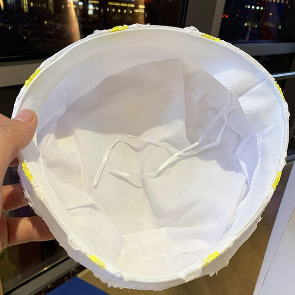 Pălărie modernă pentru femei cu paiete în alb și negru