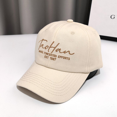 Pălărie de damă cu o inscripție și o vizor potrivită pentru vară