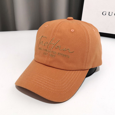 Pălărie de damă cu o inscripție și o vizor potrivită pentru vară