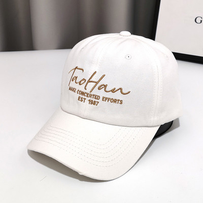 Pălărie de damă cu o inscripție și o vizor potrivită pentru vară