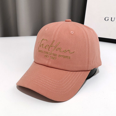 Pălărie de damă cu o inscripție și o vizor potrivită pentru vară