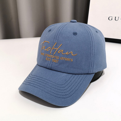 Pălărie de damă cu o inscripție și o vizor potrivită pentru vară