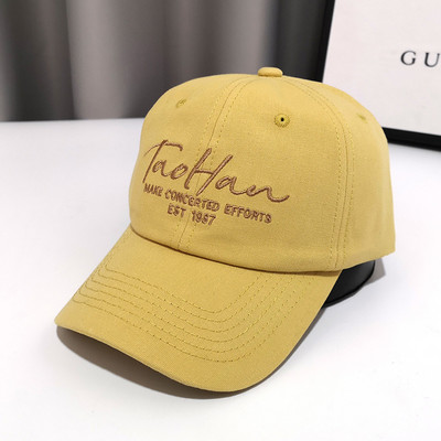 Pălărie de damă cu o inscripție și o vizor potrivită pentru vară