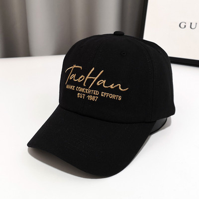 Pălărie de damă cu o inscripție și o vizor potrivită pentru vară