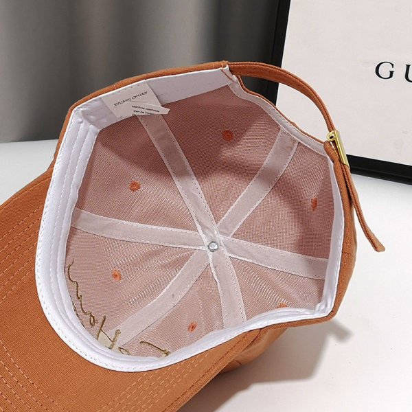 Pălărie de damă cu o inscripție și o vizor potrivită pentru vară