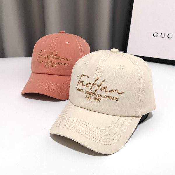 Pălărie de damă cu o inscripție și o vizor potrivită pentru vară