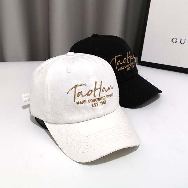 Pălărie de damă cu o inscripție și o vizor potrivită pentru vară