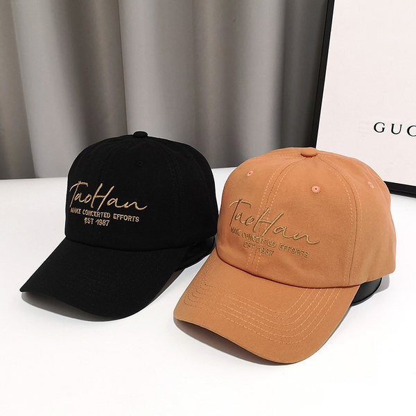 Pălărie de damă cu o inscripție și o vizor potrivită pentru vară