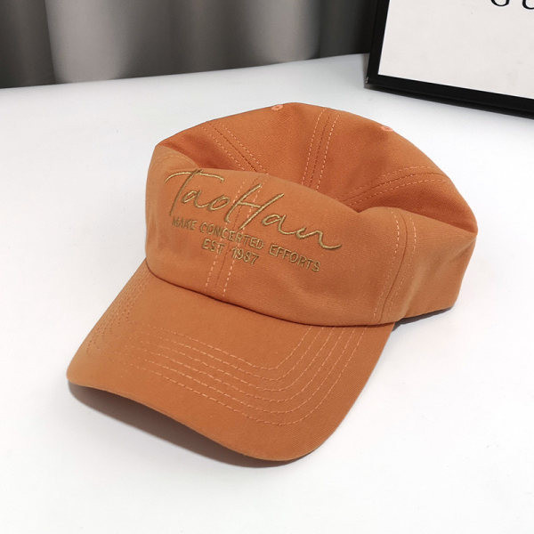 Pălărie de damă cu o inscripție și o vizor potrivită pentru vară