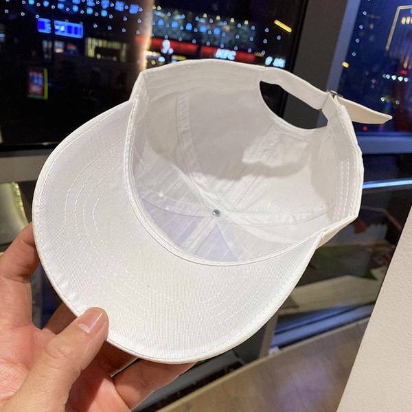 Pălărie modernă pentru femei cu vizor - în alb și negru