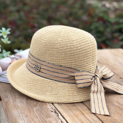 Καλοκαιρινό γυναικείο καπέλο με γείσο και ριγέ κορδέλα