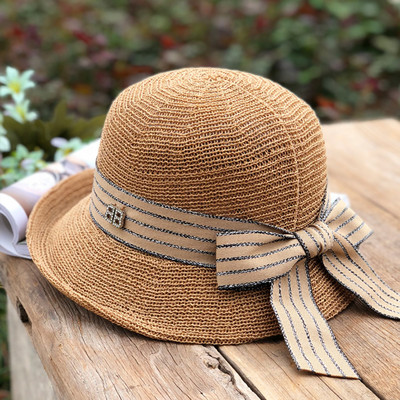 Καλοκαιρινό γυναικείο καπέλο με γείσο και ριγέ κορδέλα