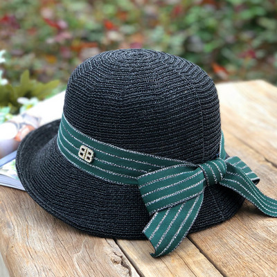 Καλοκαιρινό γυναικείο καπέλο με γείσο και ριγέ κορδέλα