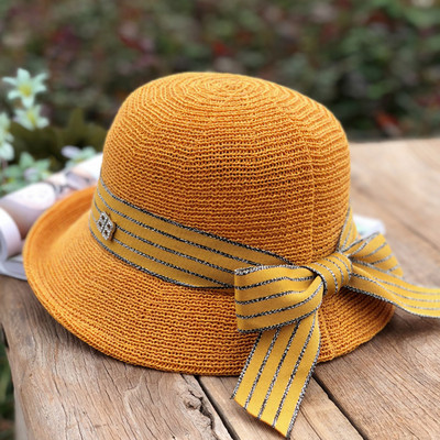 Καλοκαιρινό γυναικείο καπέλο με γείσο και ριγέ κορδέλα