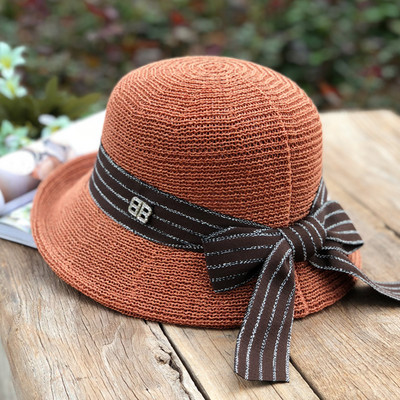 Καλοκαιρινό γυναικείο καπέλο με γείσο και ριγέ κορδέλα