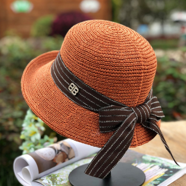 Καλοκαιρινό γυναικείο καπέλο με γείσο και ριγέ κορδέλα