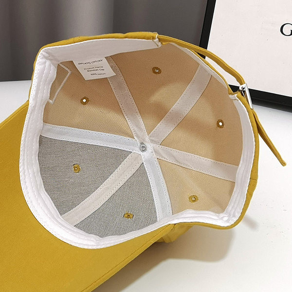 Pălărie de damă cu inscripție și în diferite culori