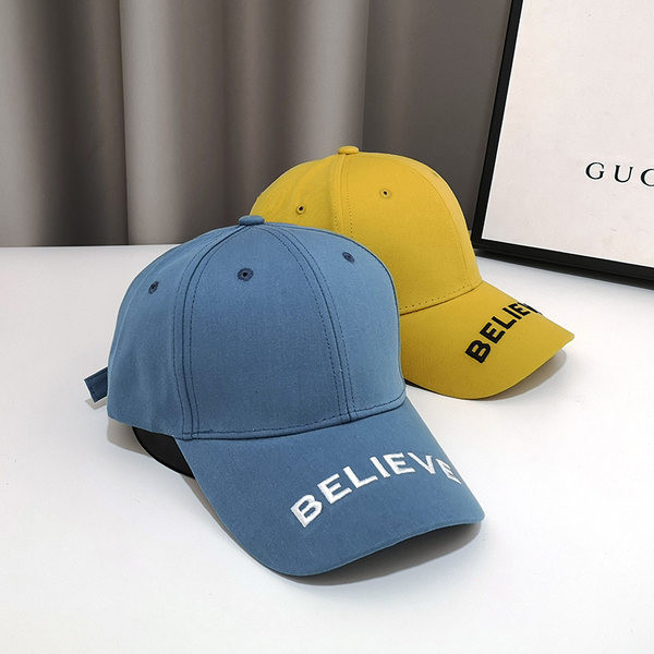 Pălărie de damă cu inscripție și în diferite culori