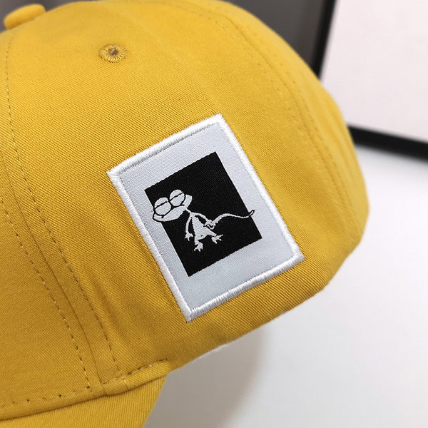 Pălărie de damă cu inscripție și în diferite culori