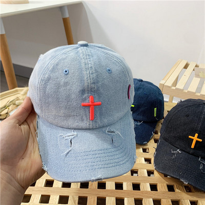 Palarie din denim cu vizor si motive rupte