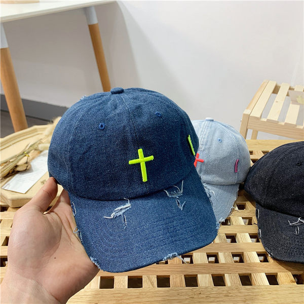 Palarie din denim cu vizor si motive rupte