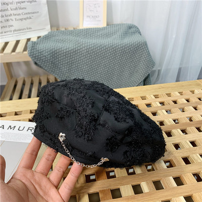 Γυναικείο καπέλο μπερέ με μεταλλική αλυσίδα