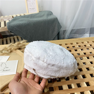 Γυναικείο καπέλο μπερέ με μεταλλική αλυσίδα