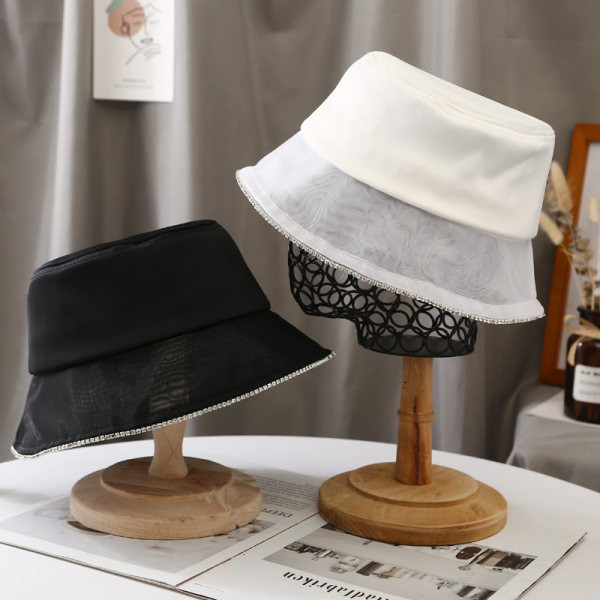 Pălărie de pescuit de zi cu zi pentru femei - în alb și negru