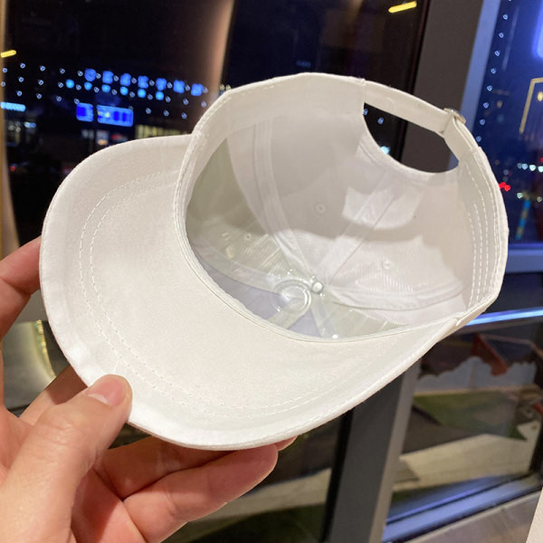 Pălărie modernă de damă cu vizor și inscripție broderie