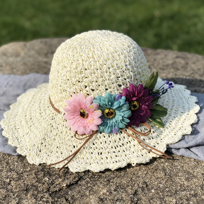 Palarie de dama de vara cu flori colorate si vizor