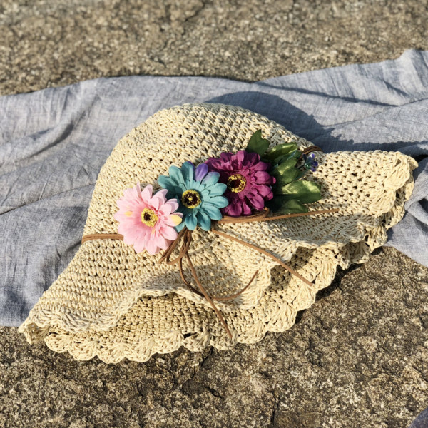 Palarie de dama de vara cu flori colorate si vizor