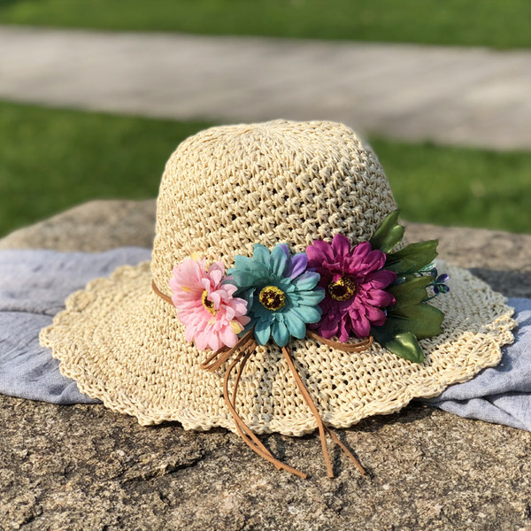 Palarie de dama de vara cu flori colorate si vizor