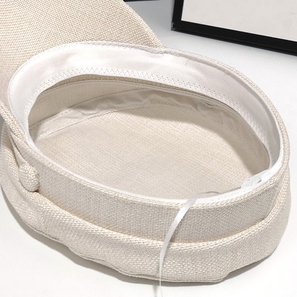 Șapcă modernă de damă cu decor metalic