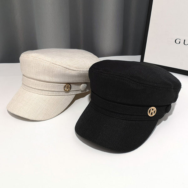 Șapcă modernă de damă cu decor metalic