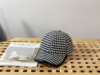 Palarie casual in carouri pentru femei