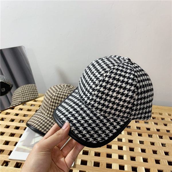 Palarie casual in carouri pentru femei