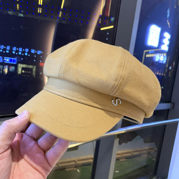 Palarie textila dama model nou cu litera metalica