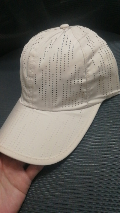 Dámska letná čiapka so šiltom s dierkami