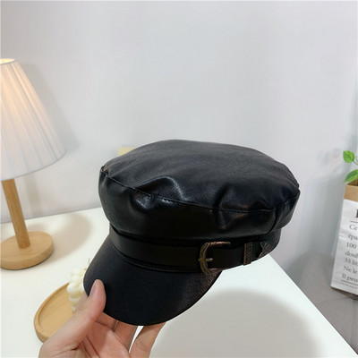 Beretă modernă din piele cu cataramă metalică